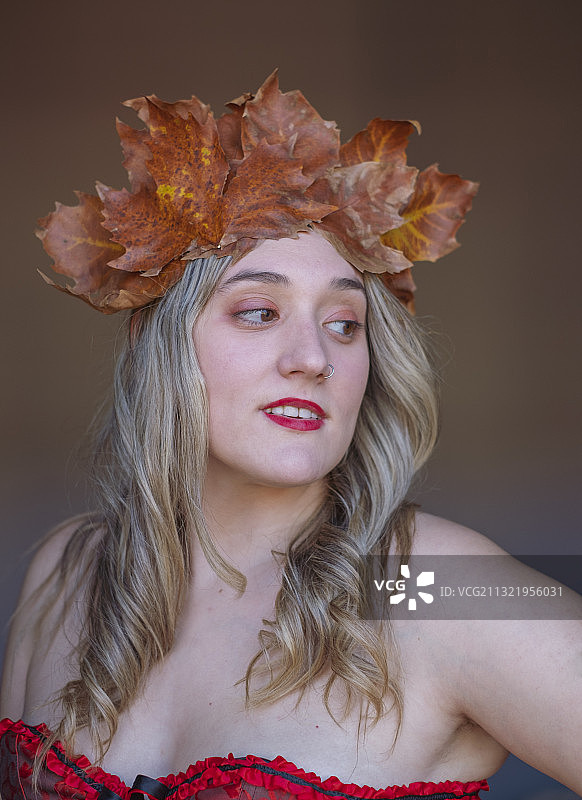 手持秋叶的年轻女人图片素材