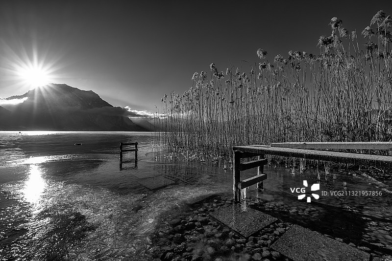 奥地利特劳恩湖冬季湖景图片素材