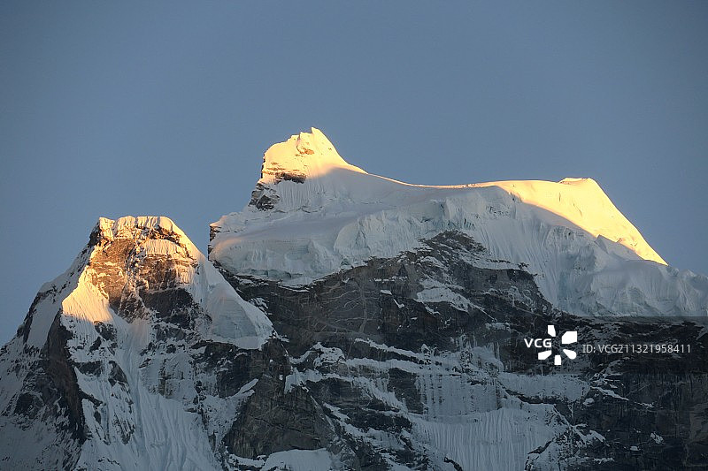 尼泊尔昆布冰川雪山晴空风光图片素材