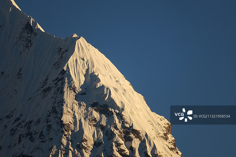 尼泊尔昆仲昆布冰川冰雪覆盖山脉的仰视角度图片素材