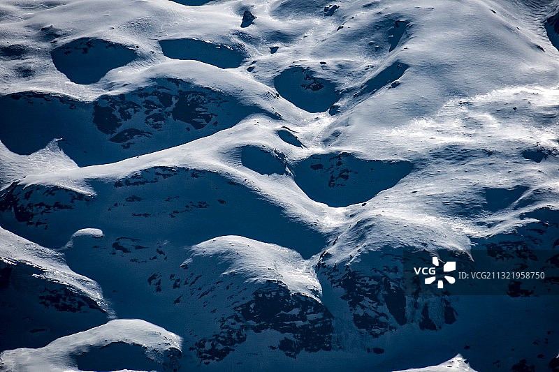 雪地全景照片，位于尼泊尔库姆琼的昆布冰川图片素材