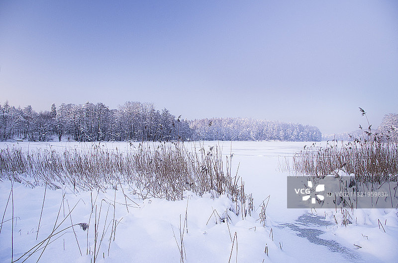波兰波莫瑞冬季晴朗天空湖景图片素材