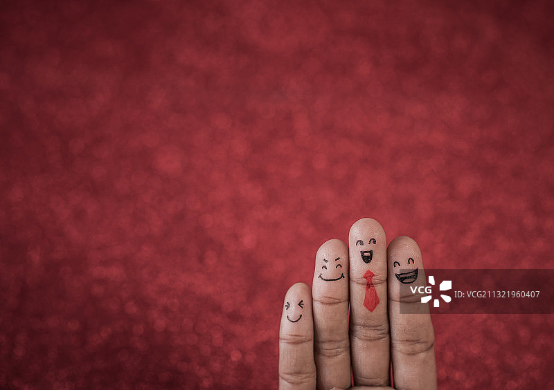红色背景上拟人化的手指图片素材