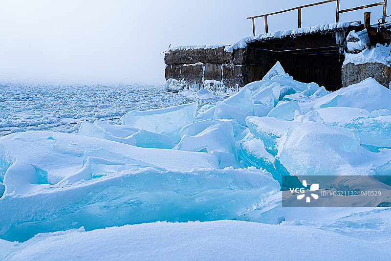 俄罗斯伊尔库茨克州利斯特维扬卡冰封海面的壮丽景色图片素材