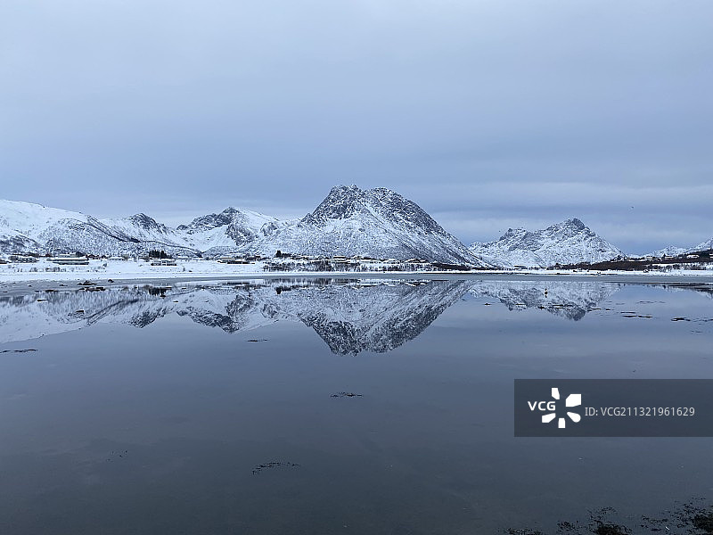 雪山湖泊风光图片素材