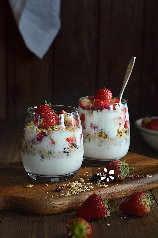 草莓酸奶杯图片素材