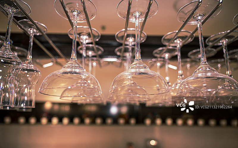 桌上酒杯特写图片素材