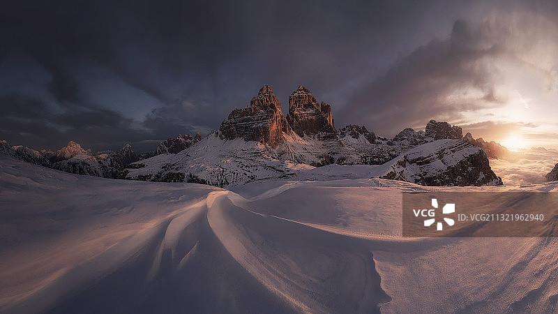 意大利拉瓦雷多三峰雪山日落风光图片素材