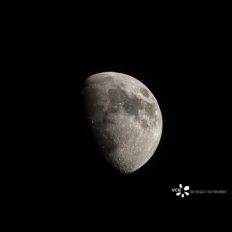 德国汉诺威夜空月亮的低角度视图图片素材