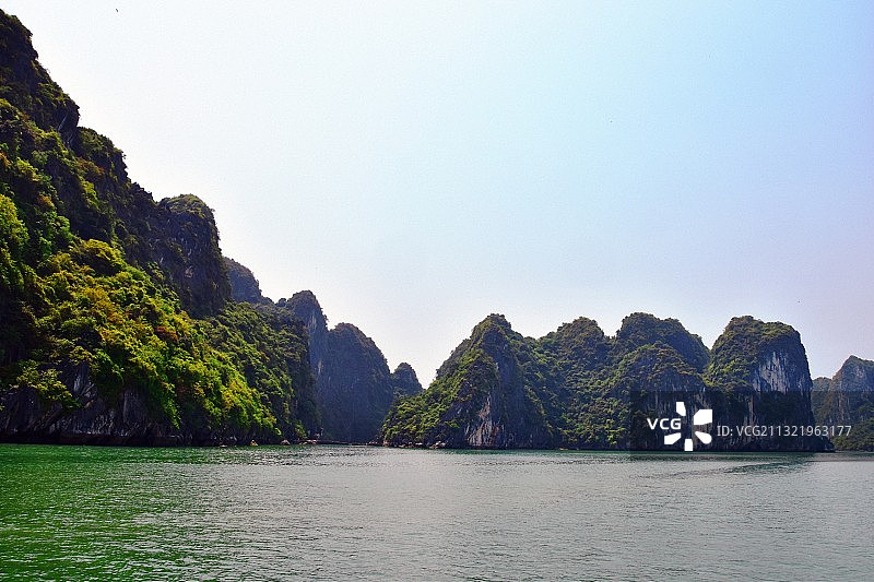 越南广宁晴空下的海景与山景风光图片素材