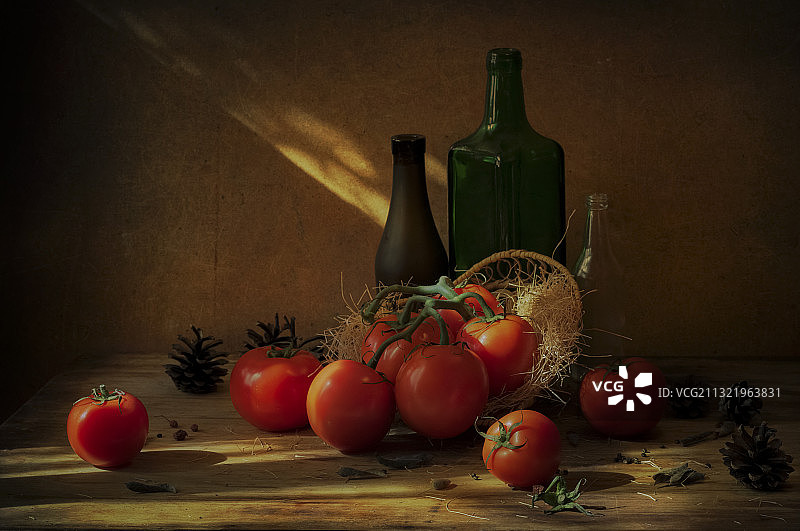 桌子上的西红柿和香草特写图片素材