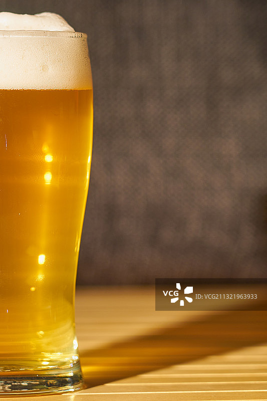 桌子上啤酒杯的特写图片素材