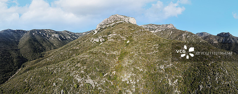 西班牙巴萨街道岩石山脉天空全景图片素材
