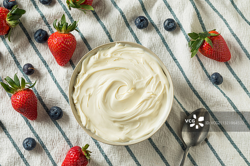 桌上的草莓和酸奶特写图片素材