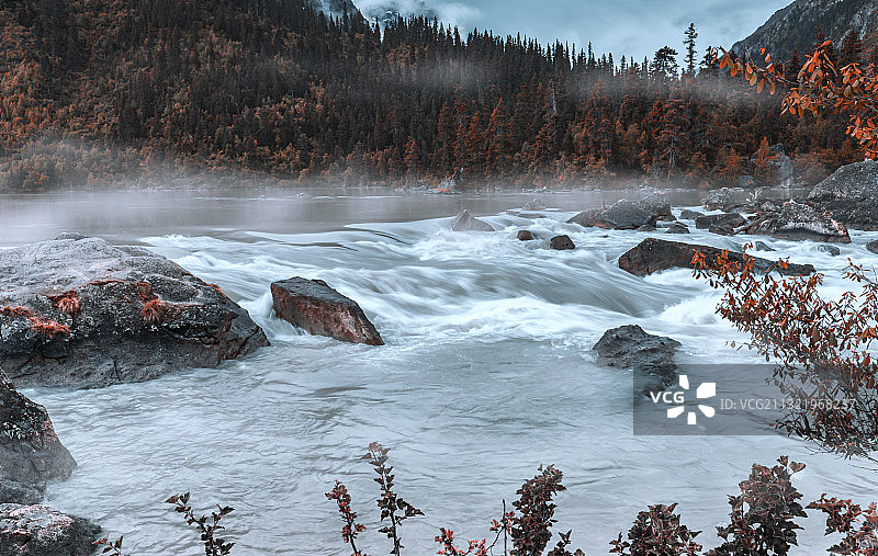 《帕隆藏布江》拍摄于中国西藏自治区林芝地区。图片素材