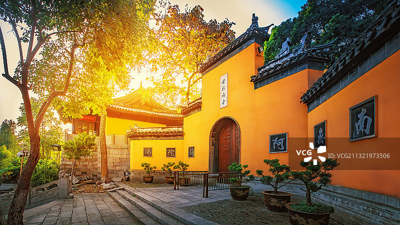 逆光里的古鸡鸣寺+南京图片素材