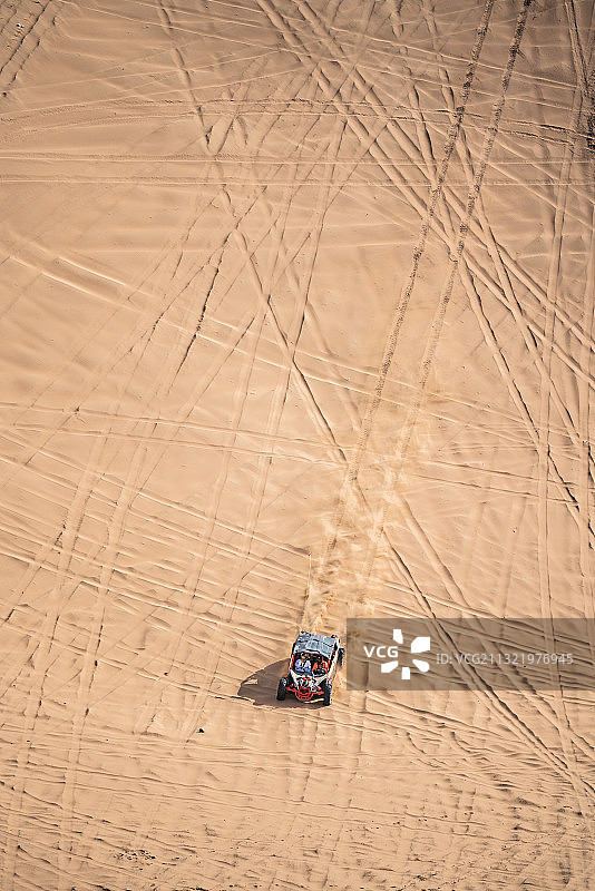 竖画幅阿拉善沙漠里冲砂的UTV越野车图片素材