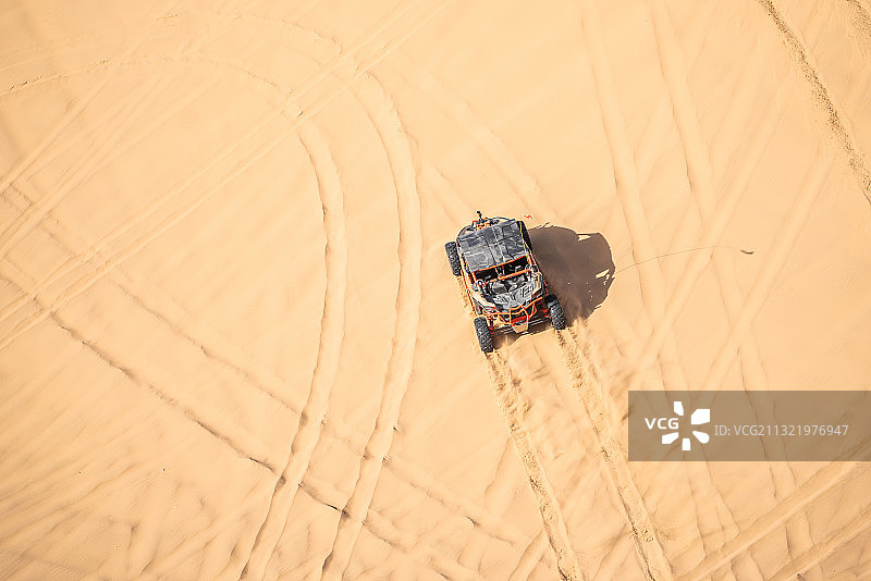 阿拉善沙漠里冲砂的UTV越野车图片素材