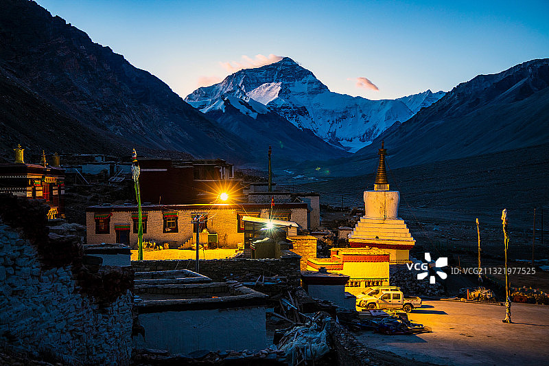 珠穆朗玛峰脚下绒布寺的清晨图片素材