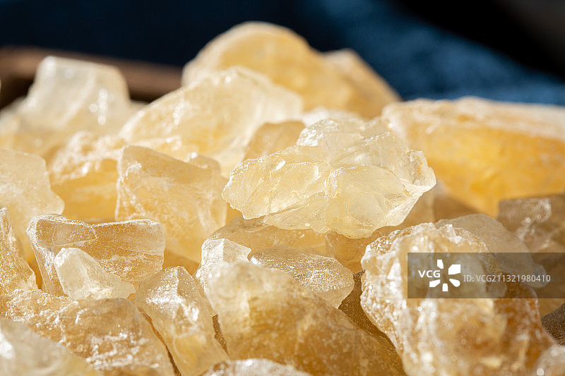 复古桌上托盘内的黄冰糖图片素材