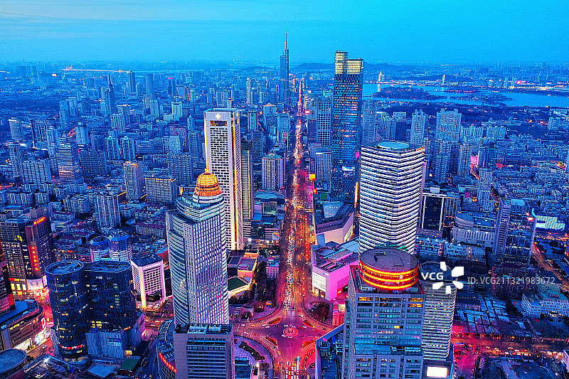 夜幕下的江苏省南京市中心新街口商圈的风光图片素材