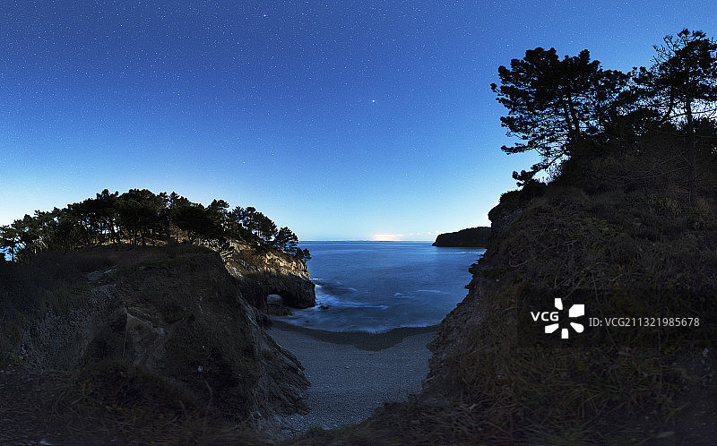 火星在海岸线上空接近冲日图片素材
