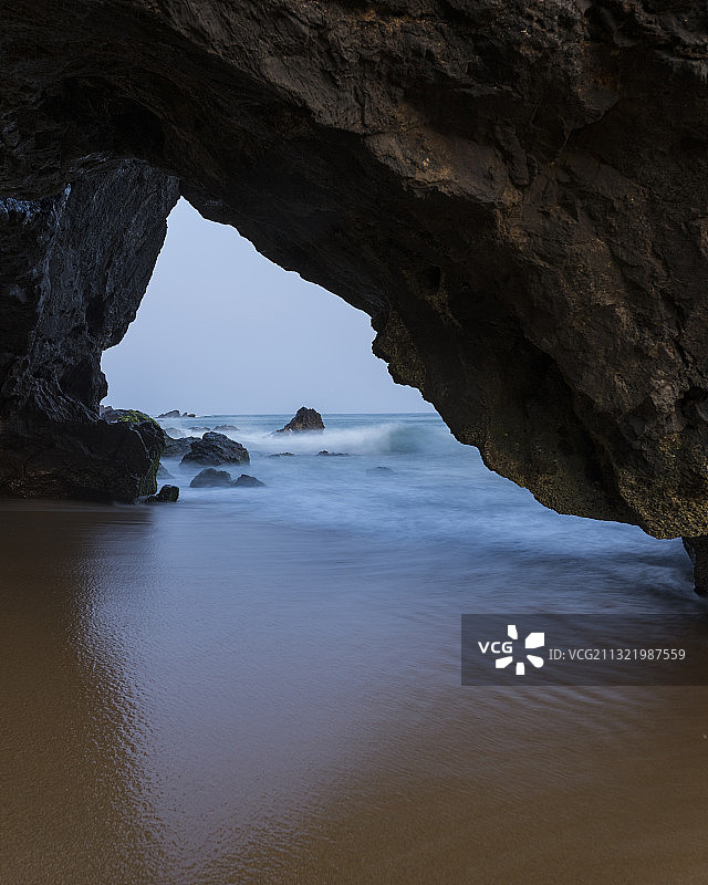 海南万宁山钦湾燕子洞图片素材
