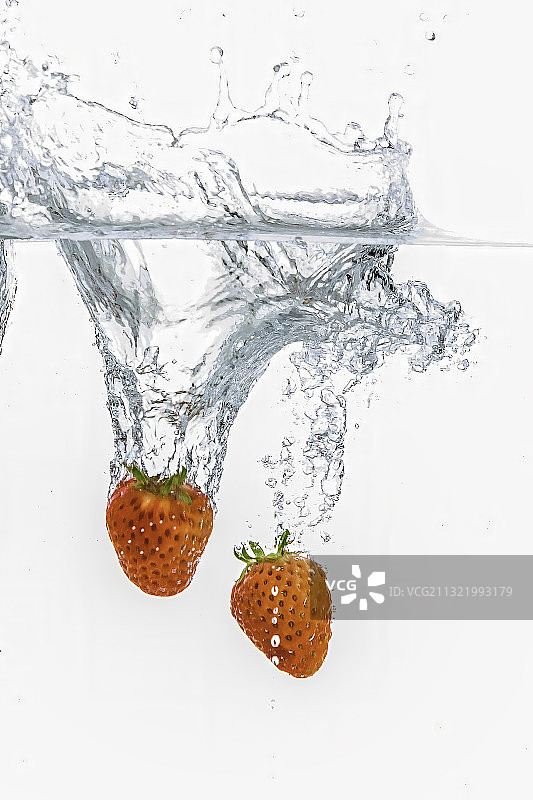 静物 草莓入水图片素材