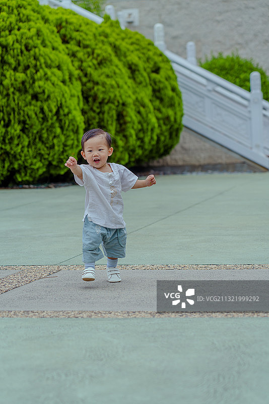 汉白玉石梯旁广场上的男婴图片素材