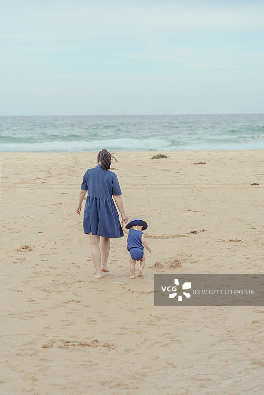 母婴牵手欢乐海滩嬉玩图片素材