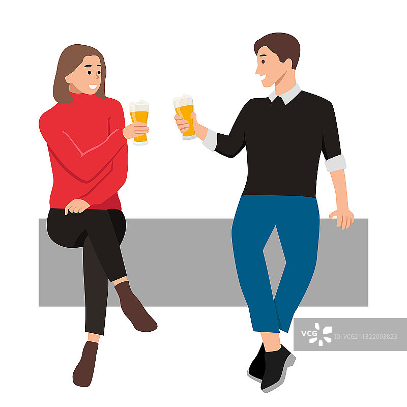 年轻快乐的情侣用啤酒敬酒图片素材
