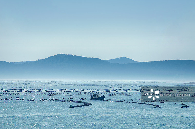 工作中的渔民图片素材