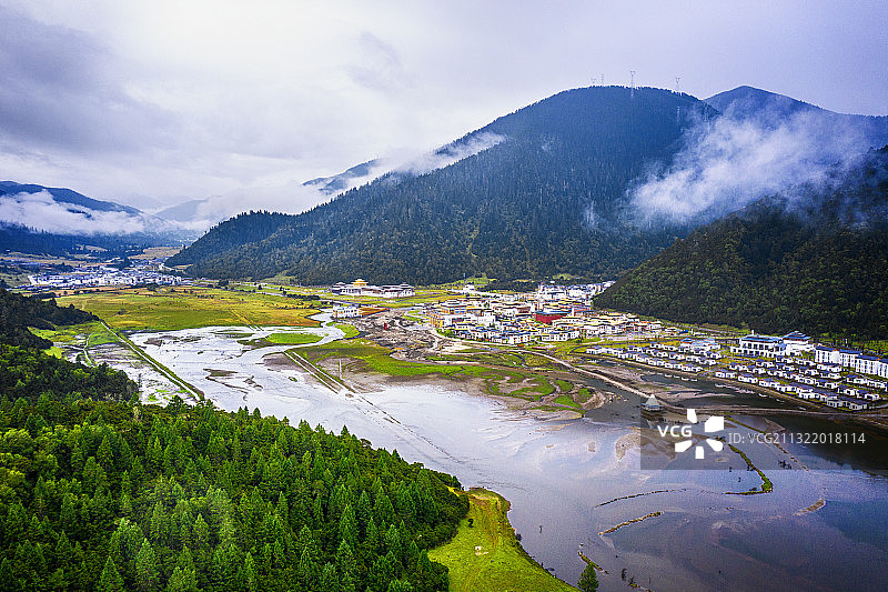 西藏林芝鲁朗小镇航拍全景图片素材