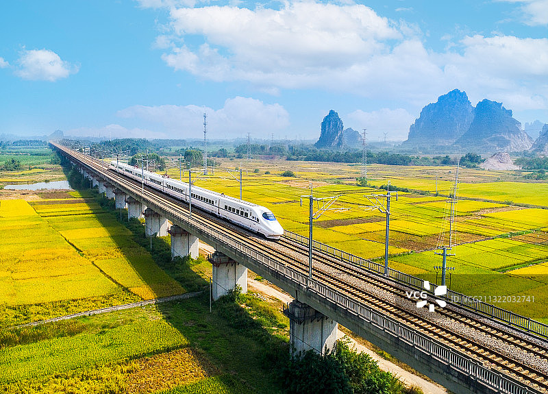 《最美田园动车》图片素材