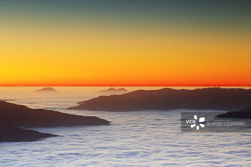 四川川西雅安宝兴达瓦根扎云海图片素材