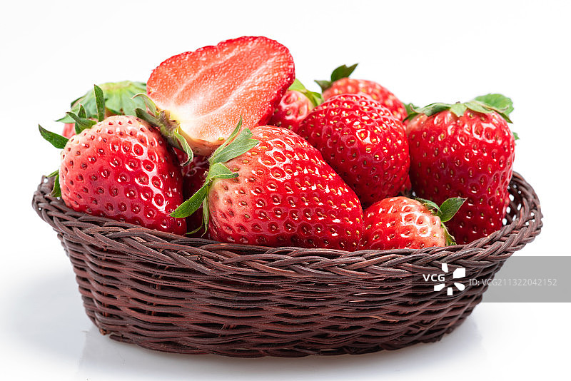 白底上的一深色篮子草莓特写图片素材