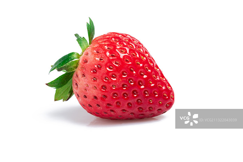 白底上的一颗新鲜草莓特写图片素材