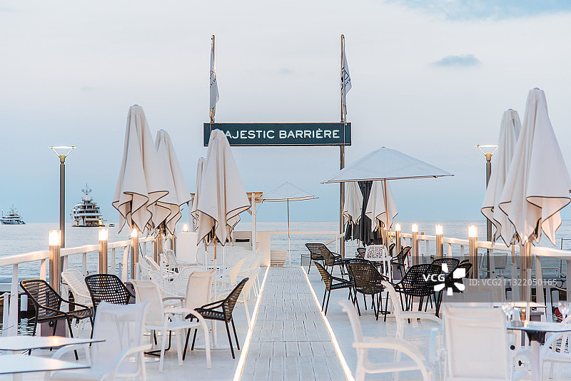 地中海边上的法国南部城市戛纳的沙滩图片素材