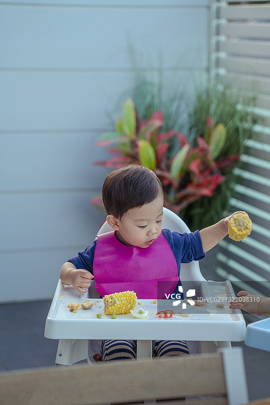 健康宝宝在婴儿餐桌上按时就餐图片素材