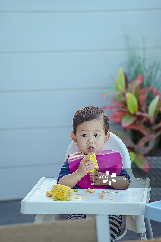 健康宝宝在婴儿餐桌上按时就餐图片素材