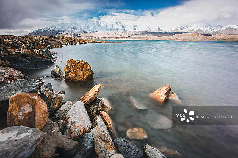 卡里库里湖公格尔九别峰图片素材