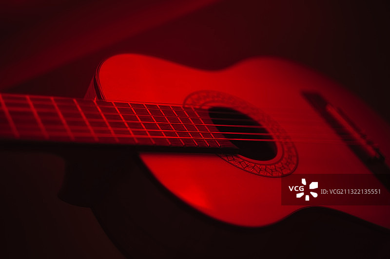 红色古典吉他图片素材