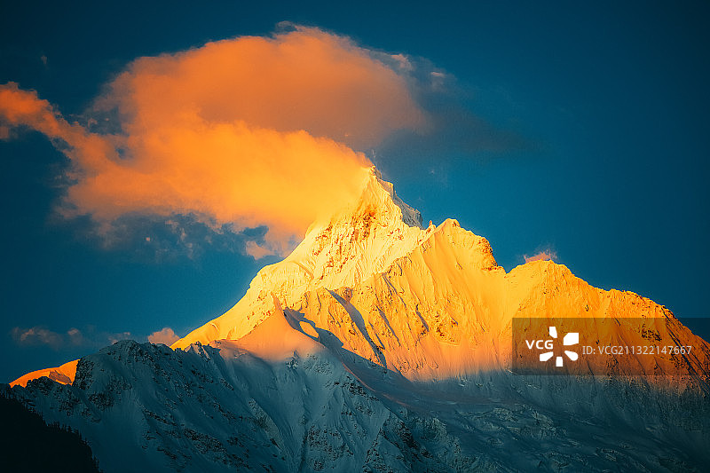 云南德钦县雨崩村日照金山图片素材