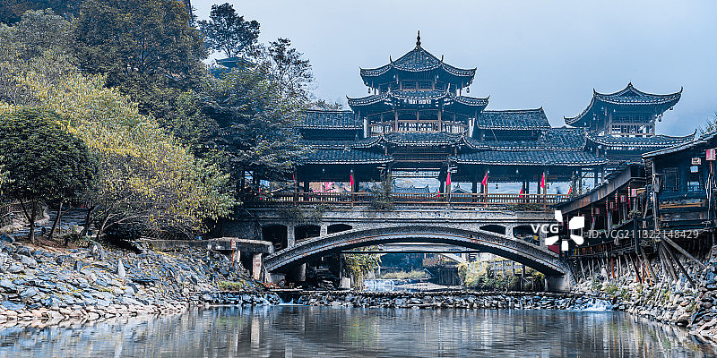 中国贵州西江千户苗寨清晨的风雨桥图片素材