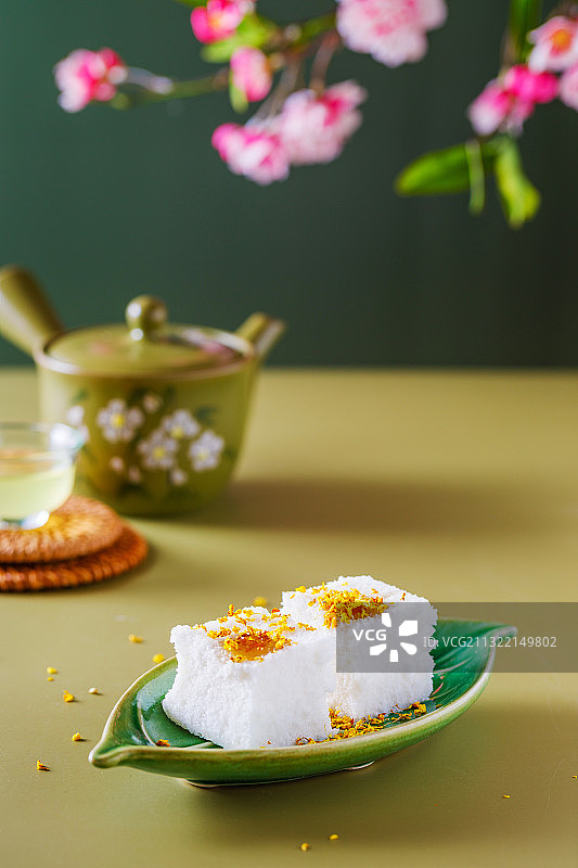 放在瓷盘里的中国中式糕点白玉桂花糕图片素材