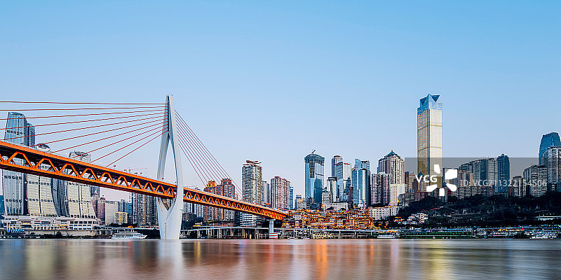 中国重庆市洪崖洞和嘉陵江低角度晴天风光图片素材