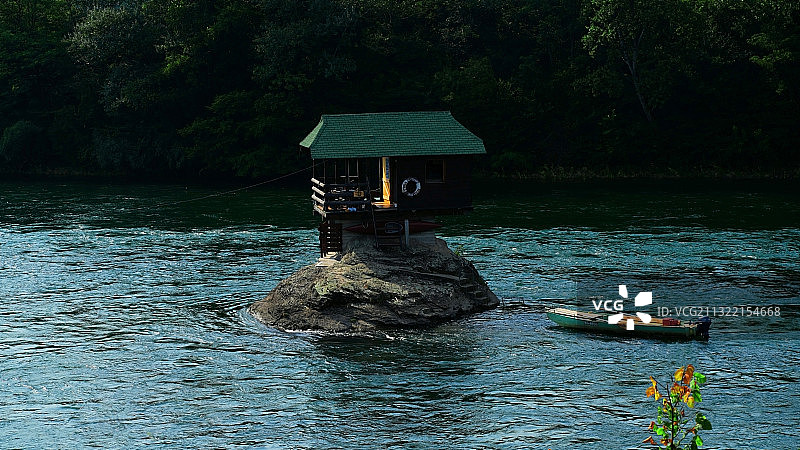 河中的小屋—塞尔维亚图片素材