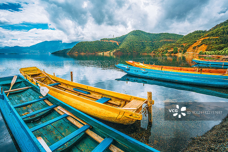 云南泸沽湖边小木船图片素材