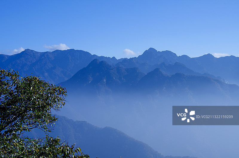 群山起伏的秦岭南五台景区图片素材