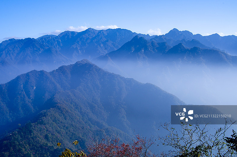 群山起伏的秦岭南五台景区图片素材